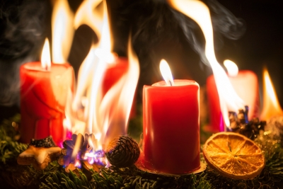 Brandgefahr durch brennenden Adventkranz in der Weihnachtszeit - grobe Fahrlässigkeit